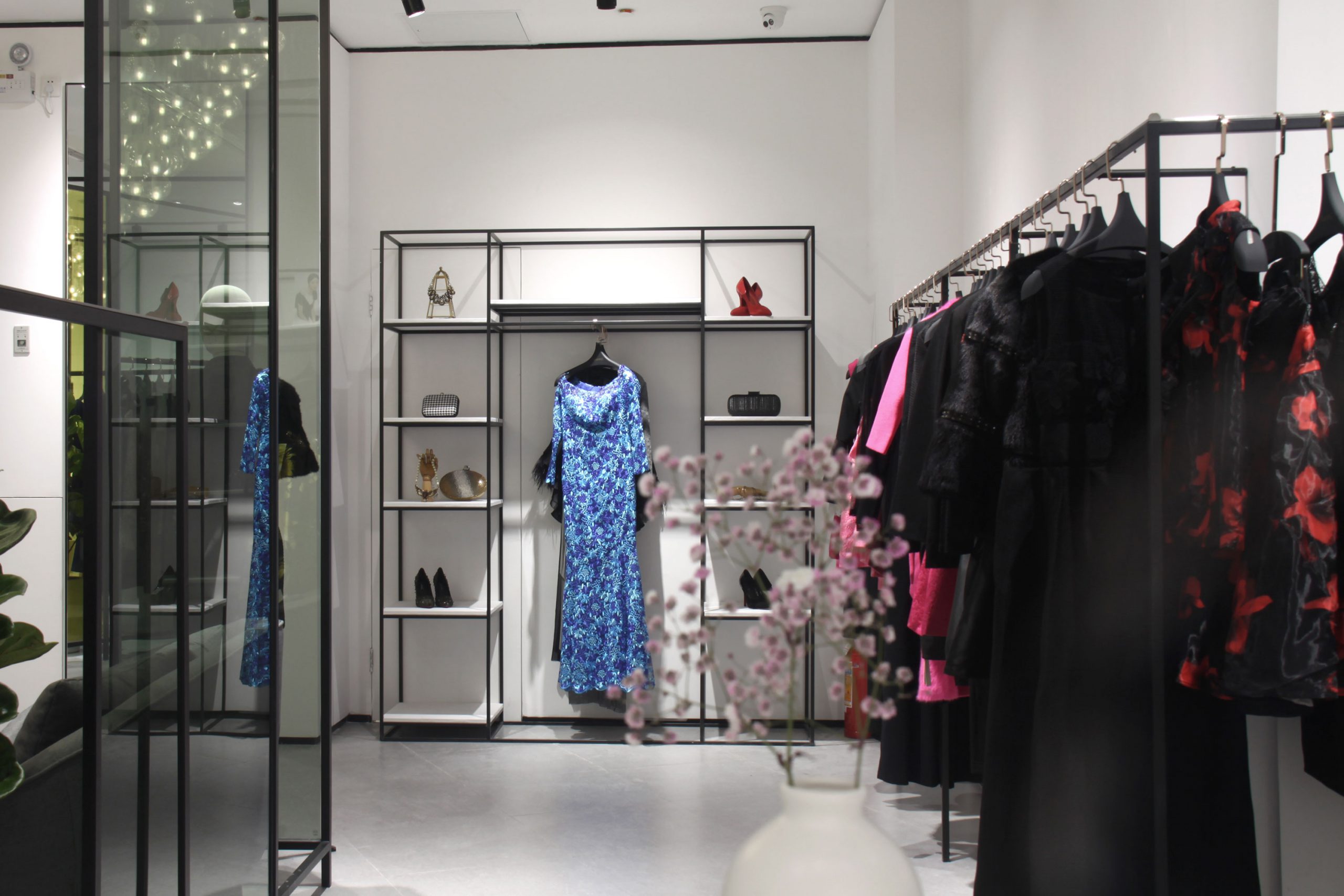 Thiết kế nội thất shop quần áo nữ