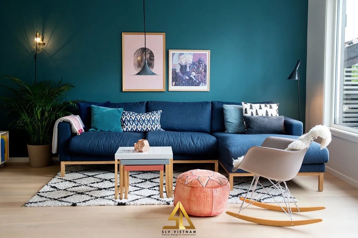 Ghế sofa và tường màu xanh cá tính