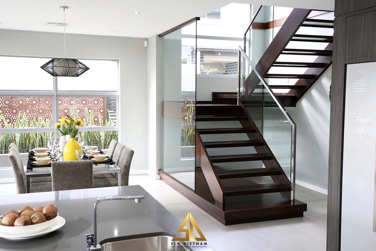 Cầu thang có lan can chất liệu inox tiết kiệm chi phí