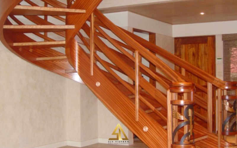 Cầu thang uốn cong với chất liệu toàn bộ gỗ tự nhiên tạo vẻ đẹp sang trọng