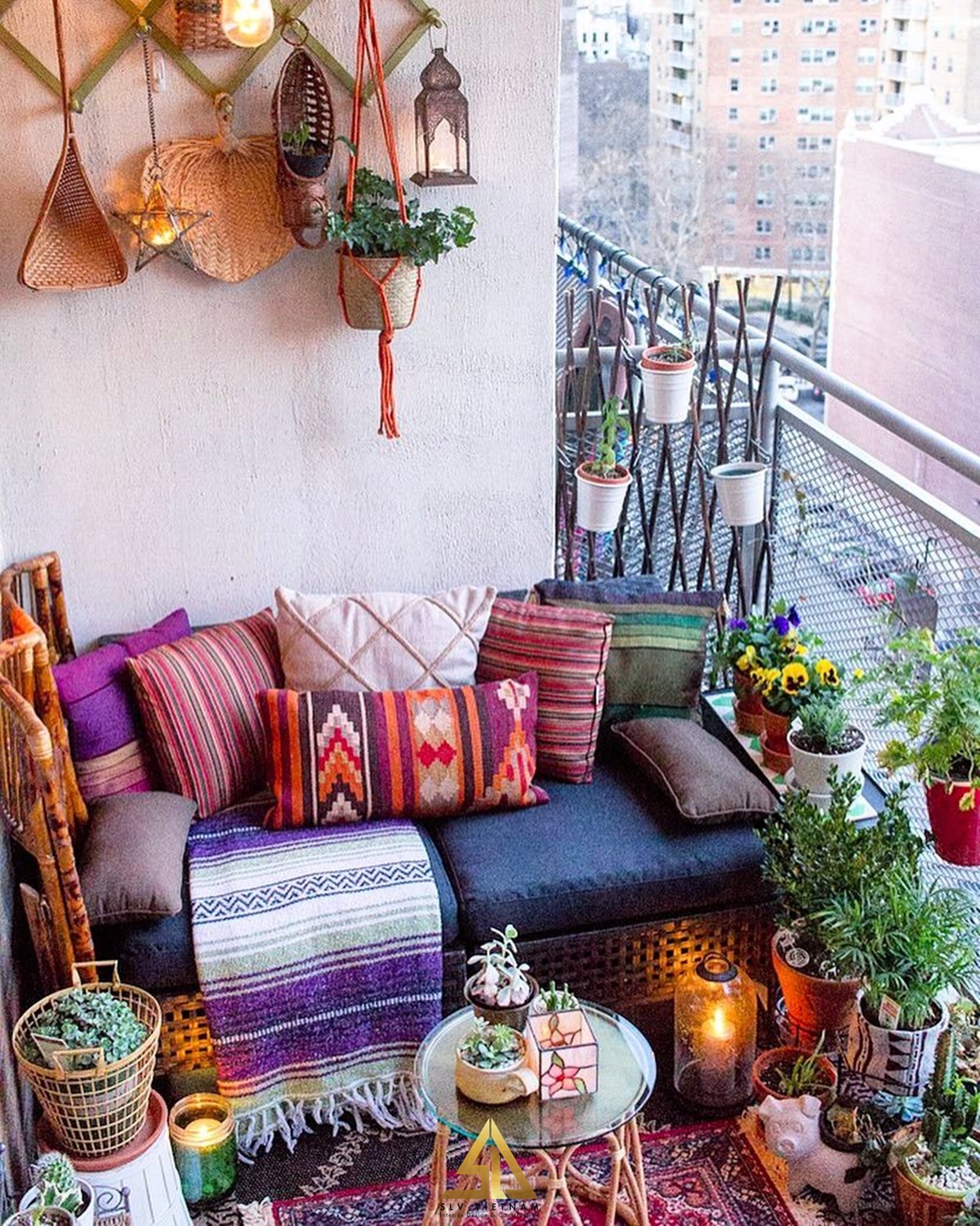 Cách trang trí ban công đẹp kết hợp màu sắc ấn tượng phong cách Bohemian (Nguồn ảnh: Sưu tầm)