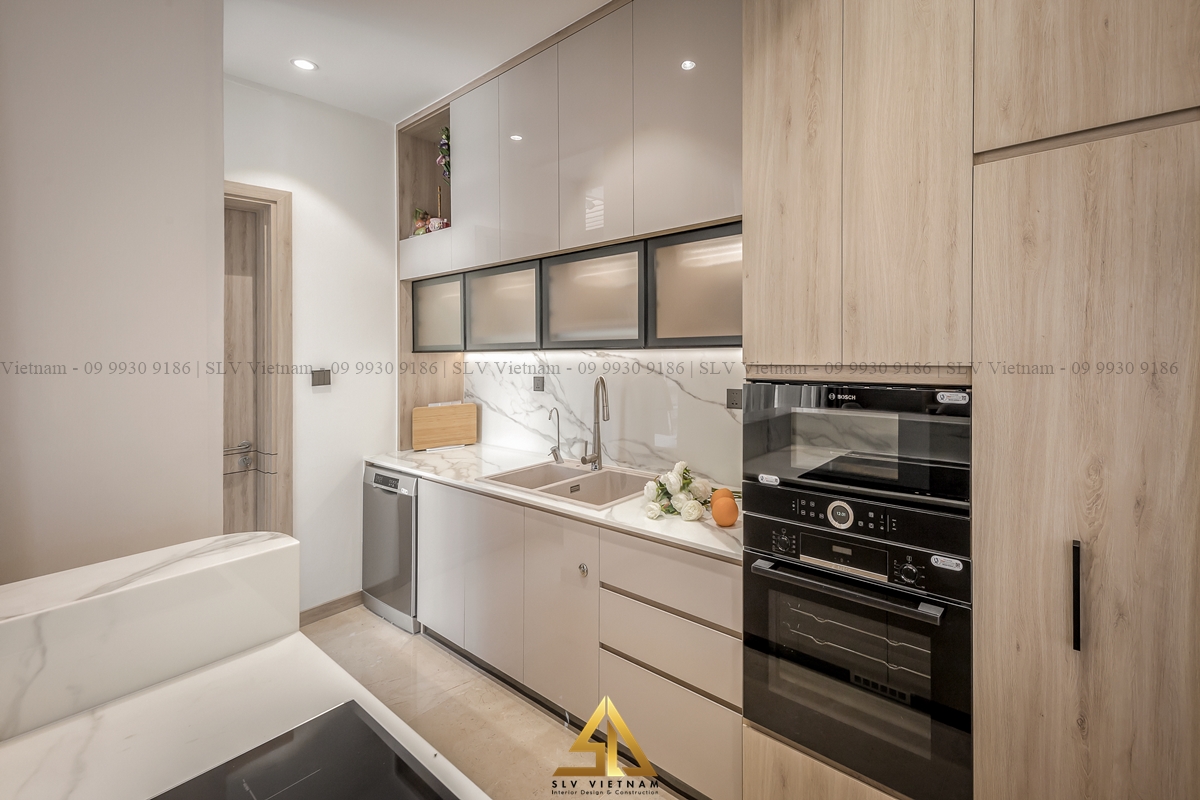 Phòng bếp trang bị đầy đủ các thiết bị hiện đại với tone màu trắng sang trọng (Nguồn ảnh: SLV Vietnam)