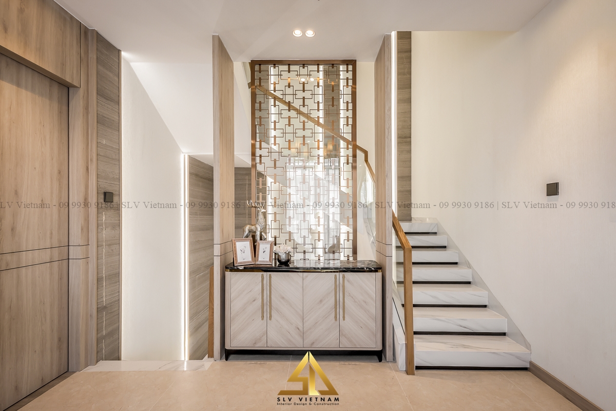 Tận dụng góc dưới gầm thang đặt tủ trang trí