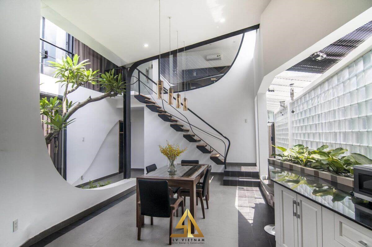Đặt bàn ăn bên dưới giếng trời tạo không gian ăn uống thoáng mát cho gia đình (Nguồn ảnh: sưu tầm)