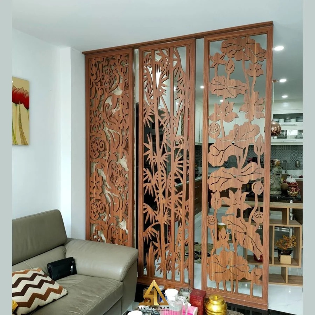 Vách ngăn phòng khách với bếp bằng gỗ đẹp có hoa văn truyền thống